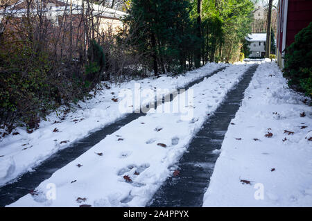 Passo carraio dopo la prima tempesta di neve della stagione nel mese di novembre in Costa Orientale USA Foto Stock