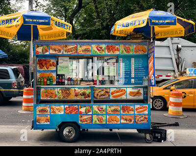 Carrelli di cibo fornitori in New York City. Popolare il cibo di NYC carrello per i residenti e i turisti di hot dog di succo di frutta fresco il cibo. Manhattan. New York. Stati Uniti d'America. Ottobre, 3rd, 2018 Foto Stock