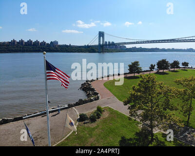 Vista aerea della bandiera americana con George Washington Bridge in Fort Lee, New Jersey sullo sfondo. Stati Uniti d'America Foto Stock