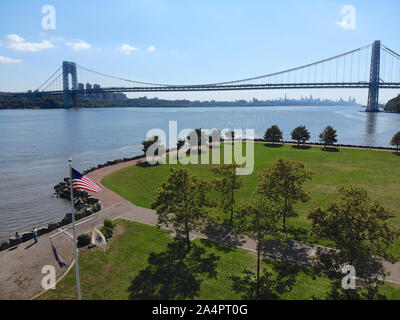 Vista aerea della bandiera americana con George Washington Bridge in Fort Lee, New Jersey sullo sfondo. Stati Uniti d'America Foto Stock