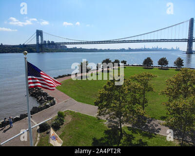 Vista aerea della bandiera americana con George Washington Bridge in Fort Lee, New Jersey sullo sfondo. Stati Uniti d'America Foto Stock