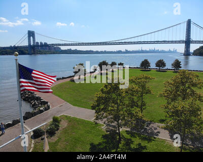 Vista aerea della bandiera americana con George Washington Bridge in Fort Lee, New Jersey sullo sfondo. Stati Uniti d'America Foto Stock