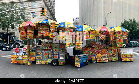 Carrelli di cibo fornitori in New York City. Popolare il cibo di NYC carrello per i residenti e i turisti di hot dog di succo di frutta fresco il cibo. Manhattan. New York. Stati Uniti d'America. Ottobre, 3rd, 2018 Foto Stock