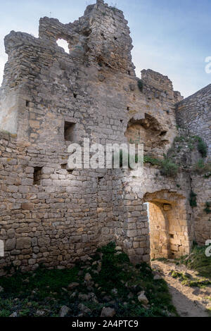 Vista di Palafolls medievale castello rovinato fortezza tra Girona e Barcellona in Costa Brava con la bandiera catalana orgogliosamente volando sopra la Roma Foto Stock