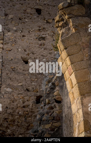 Vista di Palafolls medievale castello rovinato fortezza tra Girona e Barcellona in Costa Brava con la bandiera catalana orgogliosamente volando sopra la Roma Foto Stock