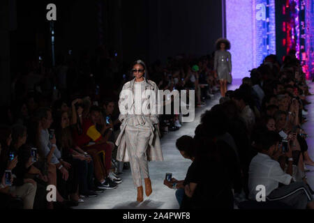 Sao Paulo, Sao Paulo, Brasile. 15 ottobre, 2019. Il modello presenta creazione dal modem durante la Sao Paulo Fashion Week (SPFW), N48 edizione, in Sao Paulo, Brasile. Credito: Paulo Lopes/ZUMA filo/Alamy Live News Foto Stock