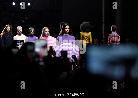 Sao Paulo, Sao Paulo, Brasile. 15 ottobre, 2019. Il modello presenta creazione dal modem durante la Sao Paulo Fashion Week (SPFW), N48 edizione, in Sao Paulo, Brasile. Credito: Paulo Lopes/ZUMA filo/Alamy Live News Foto Stock