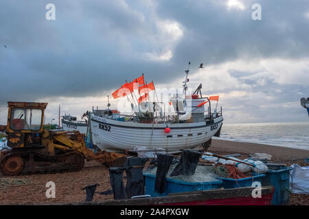 Barca da pesca all'alba in Hastings Old Town Stade, East Sussex, Regno Unito Foto Stock