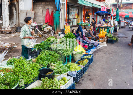 Mae Sot, Tailandia - 3 Maggio 2019: bancarelle in attesa per il business.Il mercato di mattina è aperto ogni giorno. Foto Stock