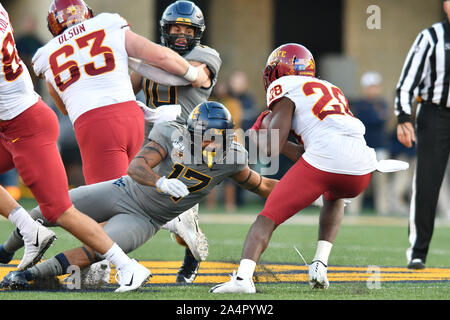 Ottobre 12, 2019, Morgantown West Virginia, U.S: West Virginia alpinisti linebacker EXREE LOE (17) affronta Iowa State cicloni running back BREECE HALL (28) durante la partita di calcio giocato al campo alpinista a Morgantown WV. Iowa State beat WVU 38-14. (Credito Immagine: © Ken Inness/ZUMA filo) Foto Stock