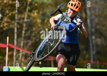 I ciclisti competere nel ciclo-cross racing, Dam Wrightsville Cyclo-Cross, Middlesex, VT, Stati Uniti d'America. Foto Stock