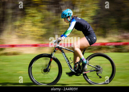 I ciclisti competere nel ciclo-cross racing, Dam Wrightsville Cyclo-Cross, Middlesex, VT, Stati Uniti d'America. Foto Stock