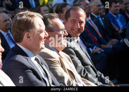 Da sinistra a destra: il rappresentante commerciale degli Stati Uniti Robert Lighthizer, Amministratore della United States Environmental Protection Agency Andrew Wheeler, e Stati Uniti segretario della Sanità e dei servizi umani (HHS) Alex Azar sono stati introdotti dal Presidente degli Stati Uniti Trump come egli ha ospitato il St. Louis Blues, il 2019 Stanley Cup Champions, alla Casa Bianca a Washington DC, USA su Martedì, 15 ottobre 2019. Credito: Stefani Reynolds/CNP /MediaPunch Foto Stock