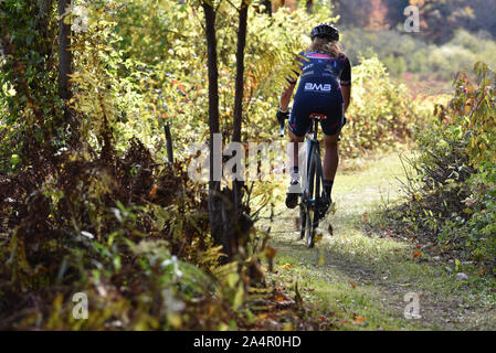 I ciclisti competere nel ciclo-cross racing, Dam Wrightsville Cyclo-Cross, Middlesex, VT, Stati Uniti d'America. Foto Stock