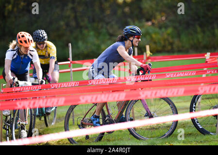 I ciclisti competere nel ciclo-cross racing, Dam Wrightsville Cyclo-Cross, Middlesex, VT, Stati Uniti d'America. Foto Stock