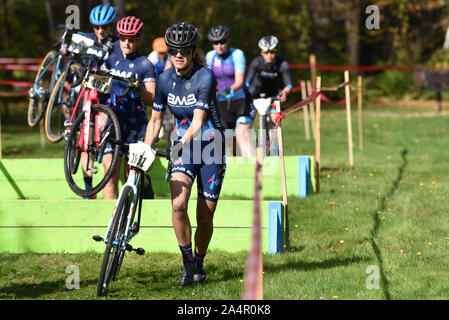 I ciclisti competere nel ciclo-cross racing, Dam Wrightsville Cyclo-Cross, Middlesex, VT, Stati Uniti d'America. Foto Stock