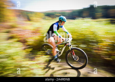 I ciclisti competere nel ciclo-cross racing, Dam Wrightsville Cyclo-Cross, Middlesex, VT, Stati Uniti d'America. Foto Stock