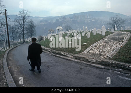 Cimitero musulmano sulle circostanti colline di Sarajevo, ex Iugoslavia Foto Stock