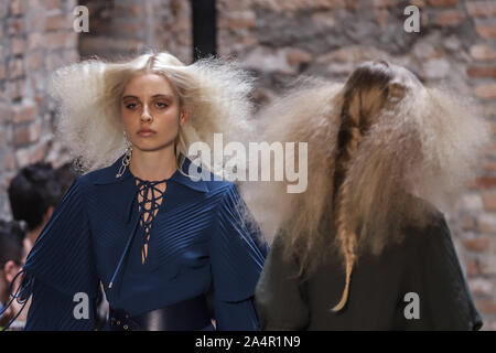 Sao Paulo, Brasile. 15 ottobre, 2019. I modelli presenti creazioni di 'Bobstore' raccolta durante il Sao Paulo Fashion Week (SPFW) in Sao Paulo il Ott 15, 2019. La sei giorni, 48th SPFW durerà fino al 18 Ottobre. Credito: Rahel Patrasso/Xinhua/Alamy Live News Foto Stock