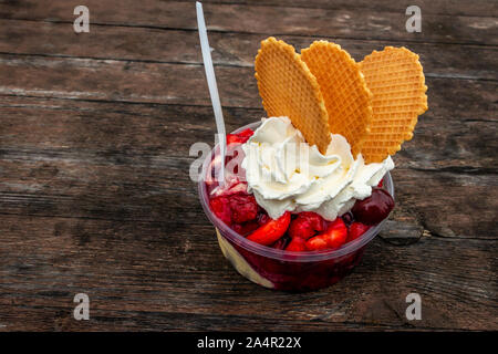 Squisito sorbetto al con fragole e panna montata Foto Stock