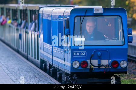 Dresden, Germania. 15 ottobre, 2019. La locomotiva EA02 di Dresdner Parkeisenbahn tira un treno passeggeri nella stazione nella Großer Garten. La Dresdner Parkeisenbahn è un Liliputbahn (scartamento tipicamente di 381 mm/15 pollici britannici) gestito in conformità con la costruzione e il funzionamento di regolamenti per il pioniere delle ferrovie (BOP) ed è stata fondata nel 1950 come i bambini di ferrovia e azionato al momento della Repubblica democratica tedesca (RDT) come 'Pioniereisenbahn Dresden'. Credito: Jens Büttner/dpa-Zentralbild/dpa/Alamy Live News Foto Stock