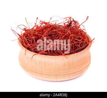 Peperoncino rosso filettature nella ciotola di legno, isolato su sfondo bianco. Sacco di tutto il peperoncino rosso thread. Foto Stock