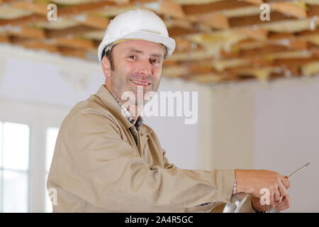 Builder guardando la telecamera Foto Stock