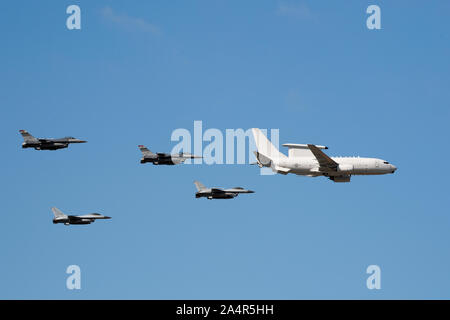 Due F-16 Fighting Falcons assegnato alla 36th Fighter Squadron a Osan Air Base, Repubblica di Corea, eseguire una formazione comune con aeromobile assegnati alla Rok Air Force durante la cerimonia di apertura della Seoul International Aerospace e Defence Exhibition 2019 all'aeroporto di Seoul Ottobre 15, 2019. La Seoul ADEX dà American service ai membri la possibilità di presentare gli avieri, apparecchi e attrezzature per il pubblico coreano. (U.S. Air Force foto di Senior Airman Denise M. Jenson) Foto Stock