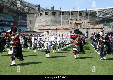 Sydney, Australia. Il 16 ottobre 2019. La finale prova generale del più grande mai Royal Edinburgh Tattoo militare nei suoi 69 anni di storia si è svolta di fronte a 120 piedi di replica del Castello di Edinburgo presso lo stadio ANZ. Credito: Richard Milnes/Alamy Live News Foto Stock