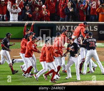 Washington, Stati Uniti. 15 ottobre, 2019. I cittadini di Washington celebrare battendo il St. Louis Cardinals nel Campionato Nazionale serie A CITTADINI Parco di Washington, DC martedì, 15 ottobre 2019. Cittadini battere i Cardinali 7-4 spazzare in World Series. Foto di Pat Benic/UPI Credito: UPI/Alamy Live News Foto Stock