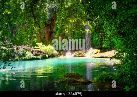 Kursunlu cascata nel parco della natura. Kursunlu Park con una cascata e un lago con acqua turchese. Antalya, Turchia Foto Stock