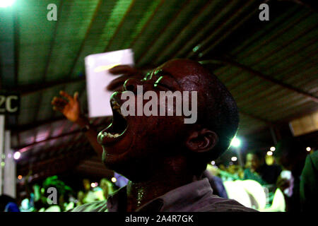 Un uomo come rapiti durante una sessione di preghiera a riscattare Christain Chiesa di Dio lo Spirito Santo servizio notturno, lungo la superstrada Lagos-Ibadan. La Nigeria. Ottobre 06, 2006. Foto Stock