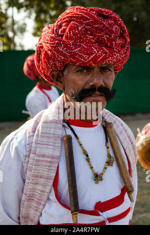 DELHI, India, un locale indiana uomo che indossa un turbante tradizionale Foto Stock