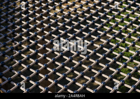 Passerella sospesa di rete di sicurezza, maglia, legato la corda e nodi, dettagliata vista ravvicinata, sfondo grafico Foto Stock