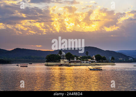 Tramonto al lago Pichola in Udaipur. Il Rajasthan. India Foto Stock