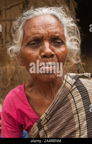 Una donna anziana dalla comunità Santal, in Joypurhat, Rajshahi, Bangladesh. Maggio 20, 2011. .L'Santals sono una minoranza etnica a vivere in una comunità in diversi distretti di Rajshahi divisione in Bangladesh. La maggior parte non proprio a terra e il lavoro come tutti i giorni pagati operai per retribuzioni molto basse. Gran parte dei miglioramenti apportati in termini di tecnologia hanno bypassato queste comunità isolate dove dominano i maschi e le donne sostenere il fardello di agricoltura e di effettuare altri mezzi di sussistenza.Santals sono anche il gruppo etnico in India dove hanno insediamenti negli stati di Jharkhand, West Bengal, Bihar, Orissa, e come Foto Stock