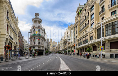 Madrid, Spagna - 5 Giugno 2017: Panorama con il famoso edificio Grassy edificio con il segno Rolex e splendidi edifici sulla Gran Via via dello shopping Foto Stock