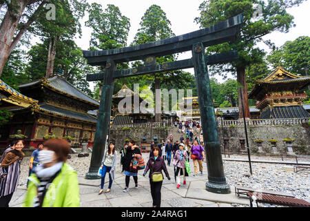 Nikko, Giappone - 15 Ottobre 2018: turisti visita del Nikko al Santuario di Toshogu tempio di Nikko in autunno, Giappone. Foto Stock