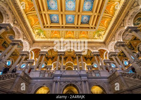 I turisti Thomas Jefferson edificio biblioteca del congresso soffitto in vetro colorato di Washington DC. Aperto 1897. Biblioteca nazionale e la ricerca primaria Librar Foto Stock