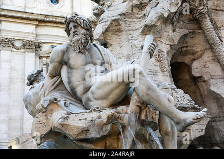 Dettaglio della Fontana dei Quattro Fiumi o la Fontana dei Quattro Fiumi (1651) da Gian Lorenzo Bernini in Piazza Navona, Roma, Italia Foto Stock