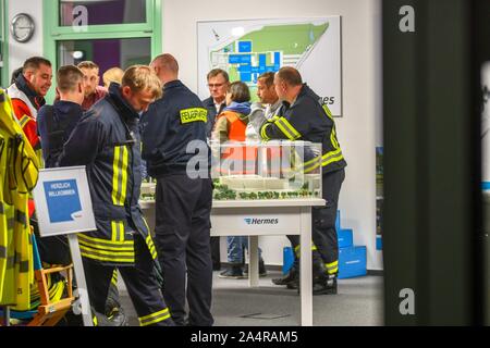 Haldensleben, Germania. 15 ottobre, 2019. I dipendenti dei vigili del fuoco si trovano in Hermes centro logistico. Due dipendenti del servizio pacchi di Hermes in Haldensleben in Sassonia-Anhalt sono morti entro un giorno. Credito: Tom Wunderlich/dpa-Zentralbild/dpa/Alamy Live News Foto Stock