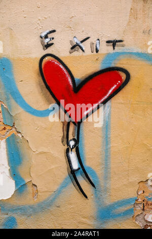 Graffiti arte sulla parete di edificio residenziale nel quartiere di Trastevere a Roma, Italia Foto Stock