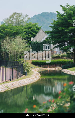 Bella decorazione di stile Inglese rustico edificio coperto con verde impianto di superriduttore Foto Stock