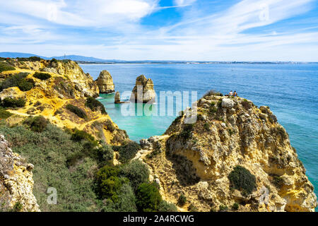 Scenic paesaggio naturale della costa Algarve vicino a Lagos con scogliere che si affacciano sull'Oceano Atlantico, Portogallo Foto Stock