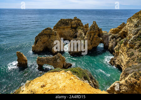 Vista panoramica delle scogliere di Ponta da Piedade capezzagna, Algarve, PORTOGALLO Foto Stock