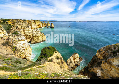 Scenic paesaggio naturale della costa Algarve vicino a Lagos con scogliere che si affacciano sull'Oceano Atlantico, Portogallo Foto Stock