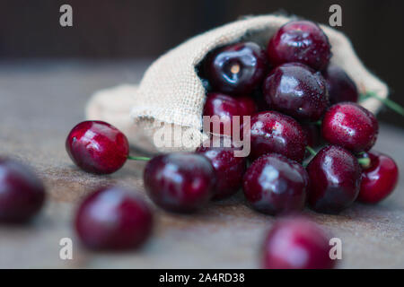 Fresche ciliege organico nel sacco di tela Foto Stock