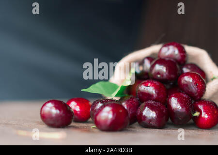 Fresche ciliege organico nel sacco di tela Foto Stock