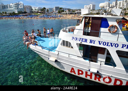 Protaras, Cipro - Ott 10. 2019. Crociera Aphrodite - crociera turistica con turisti salpa Foto Stock