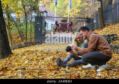 Vilnius, Lituania. 15 ottobre, 2019. Persone di visualizzare le foto di paesaggi autunnali presso un parco vicino alla piazza della cattedrale di Vilnius, Lituania, dal 15 ottobre 2019. Credito: Guo Mingfang/Xinhua/Alamy Live News Foto Stock